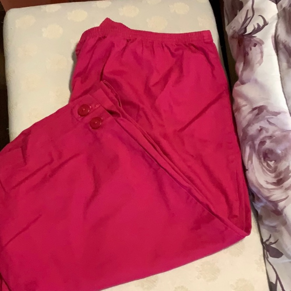 Croft & Barrow woman Stretch 2X capris with button trim on the ankles.